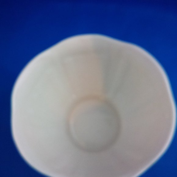 Belleek small bone china bowl shell pattern - Picture 7 of 7